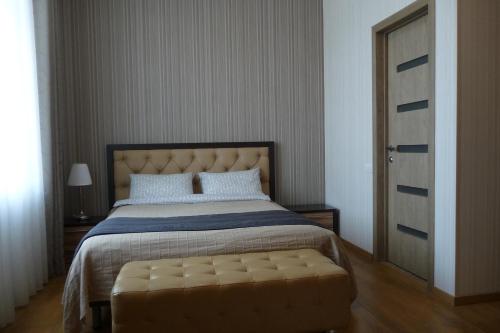 SatkaにあるApartment on 1 May 2のベッドルーム1室(大型ベッド1台、タフトフットボード付)