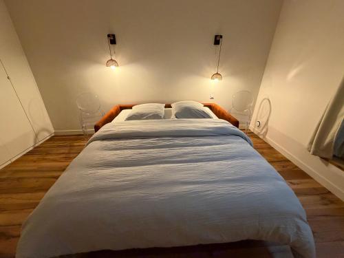 una camera da letto con un letto grande con tre cuscini di Paris Tour Eiffel a Parigi