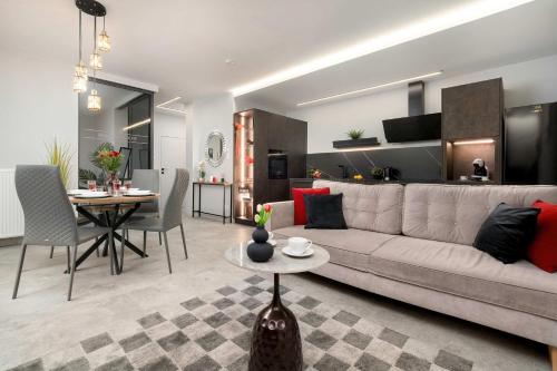 Nowoczesny Apartament z dwoma Balkonami w Centrum Miasta by Noclegi Renters