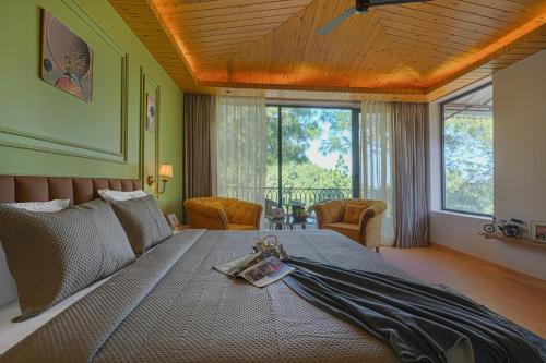 a bedroom with a large bed with a wooden ceiling at ELIVAAS Signature Pine view resort in Sabāthu