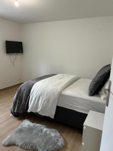 เตียงในห้องที่ Adar 01