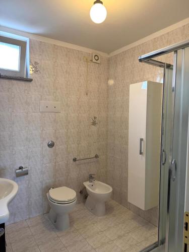 a bathroom with a toilet and a sink at Appartamento Trieste Airport in Ronchi dei Legionari