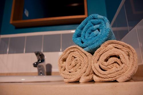 a roll of towels sitting on top of a sink at Ecoland Casa de Campo in Mértola