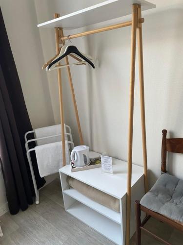 a room with a stand with a tea kettle on it at Les Chiens du Guet in Saint Malo