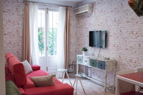 Televízia a/alebo spoločenská miestnosť v ubytovaní Apartamentos Sevilla Palace