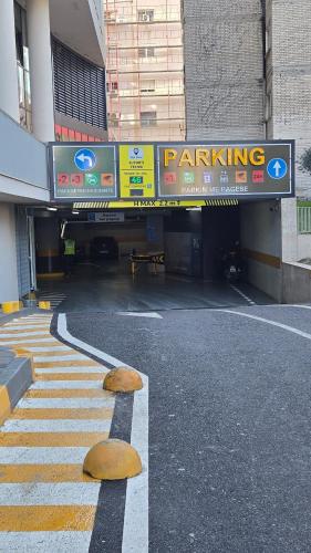 un panneau de stationnement devant un bâtiment dans l'établissement Star Residence, à Tirane