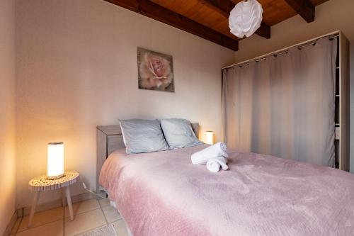 a bedroom with a bed with two lamps on it at L'Oasis de SaBen - Piscine Privée in Belfort-du-Quercy