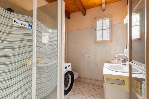 a bathroom with a shower and a sink at L'Oasis de SaBen - Piscine Privée in Belfort-du-Quercy