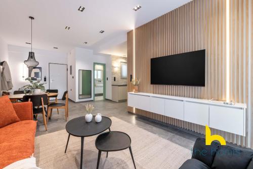 Sunlit Balcony Family APT Whirpool & Netflix