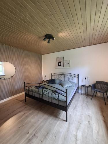 a bed in a room with a ceiling at Ferienwohnung Meeresglück in Kruså