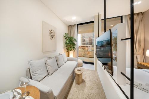 FIRST CLASS Studio Stylish Near Circle Mall