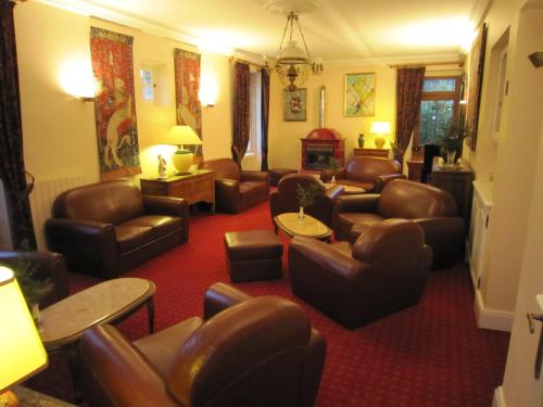 sala de estar con sofás y sillas en Hostellerie de la Bouriane en Gourdon-en-quercy