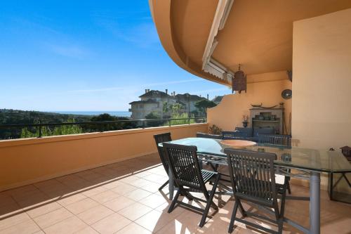 Beautiful 2 bedroms apartment located in Elviria Hills