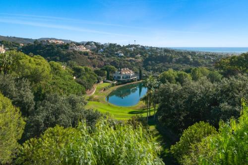 Beautiful 2 bedroms apartment located in Elviria Hills