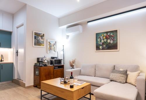 un soggiorno con un divano e un tavolo di TsakOne Downtown ad Atene
