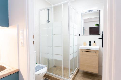 un bagno con doccia, WC e lavandino di TsakOne Downtown ad Atene