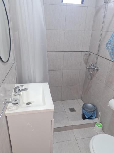 ein Badezimmer mit Dusche, Waschbecken und Toilette in der Unterkunft Dálet in Villa Parque Siquiman