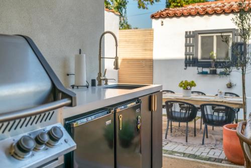 an outdoor kitchen with a sink and a grill at Bohemian Dream Studio Close to LA Stadium SOFI Kia Forum Intuit Dome LA Coliseum in Los Angeles