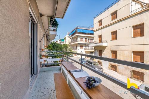 Retro Radiance Artistic Haven Near Acropolis