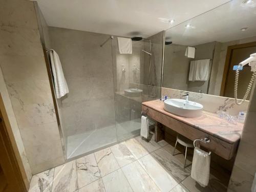ein Badezimmer mit Waschbecken und Dusche in der Unterkunft Parquesur in Leganés