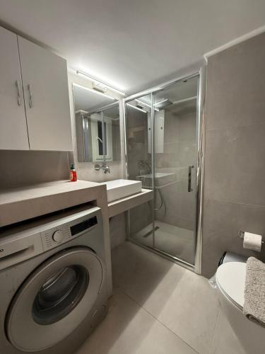 Spacious Two Bedroom Apartment, Walking distance to Neos K Metro