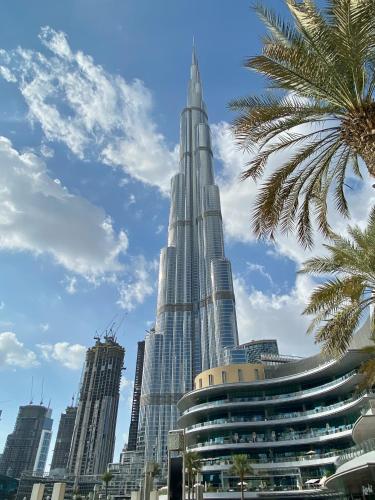 Burj Khalifa View Next to Dubai Mall Sleeps 12