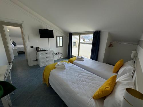 two beds in a hotel room with a bedroom at Hotel La Fontana in Stresa