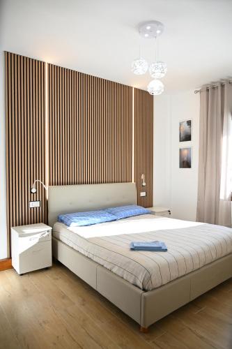 a bedroom with a large bed with a wooden headboard at Ca' Tra Cielo e Monti in Frassinoro
