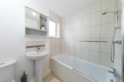 a bathroom with a sink and a tub and a toilet at The Cosy Durham Nest in Langley Park