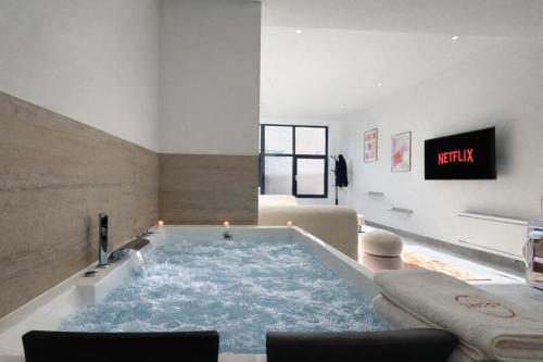 Le Sweet - By BEST KEYS - Suite Design avec Spa Privatif Balnéo - Centre-Ville - Lit Queen Size - Smart TV Netflix - Ambiance Romantique - WiFi Fibre - Check-in Autonome
