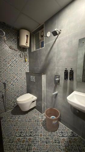 a bathroom with a toilet and a sink at Hotel La Hotera in Hyderabad