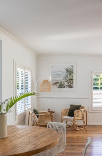 a dining room with a table and chairs at Sunrise Guesthouse in Byron Bay