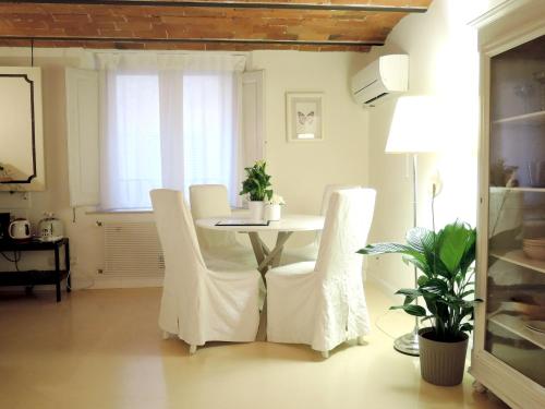 Cozy & Charming Florentine Hideaway