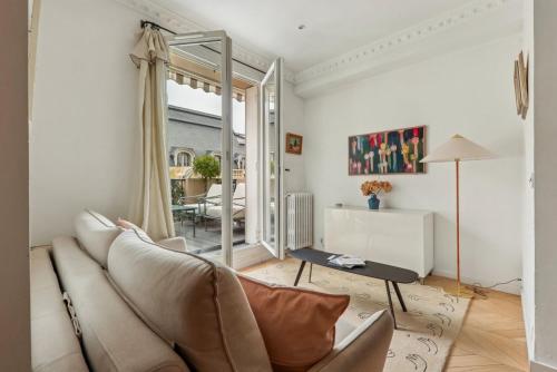 Superb studio with terrasse & 24-7 security in the heart of Paris!