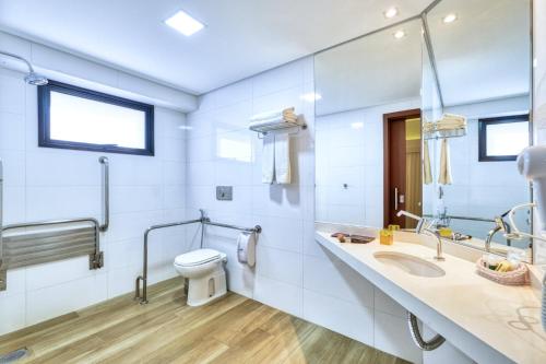 a bathroom with a toilet and a sink at Hotel Nacional de Rio Preto - Distributed by Intercity in Sao Jose do Rio Preto
