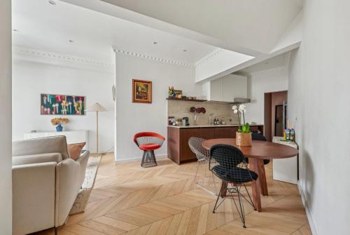 Superb studio with terrasse & 24-7 security in the heart of Paris!