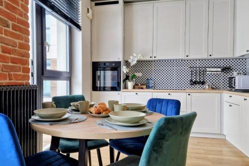 SuperApart Nałęczowska modern studio with balcony