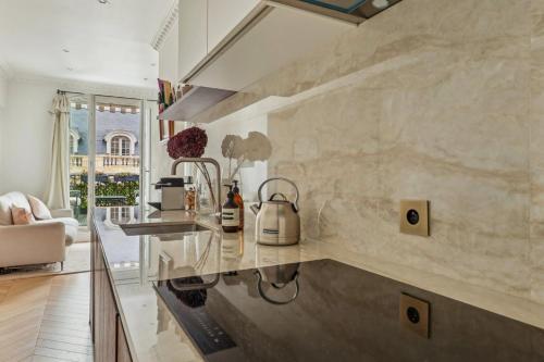 Superb studio with terrasse & 24-7 security in the heart of Paris!