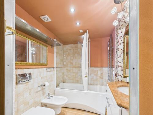 a bathroom with a tub and a toilet and a sink at Vicoletto4-Centro storico Verona con Parking in Verona