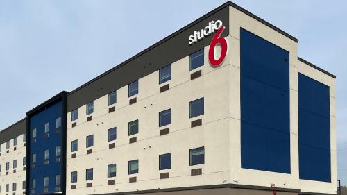 a building with a snk sign on the side of it at Studio 6 Houston TX Pearland Medical Center in Houston