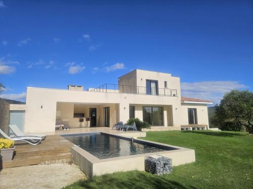 Villa familiale climatisée avec piscine