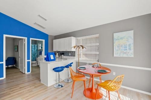 a kitchen and dining room with a table and chairs at Walk to the beach - Island Villa in Siesta Key