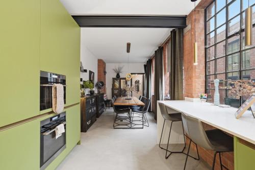 City Penthouse with 3 floors , Super King Bed , with secret garden photo 9