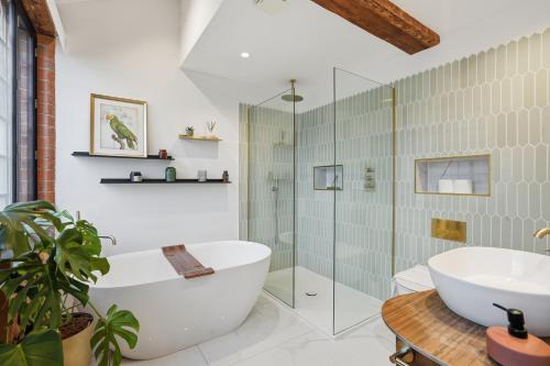 City Penthouse with 3 floors , Super King Bed , with secret garden photo 28
