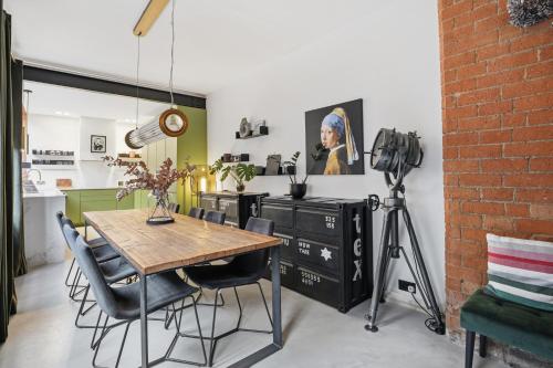 City Penthouse with 3 floors , Super King Bed , with secret garden photo 12