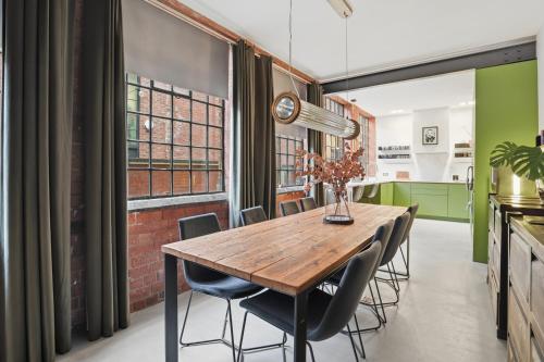 City Penthouse with 3 floors , Super King Bed , with secret garden photo 37