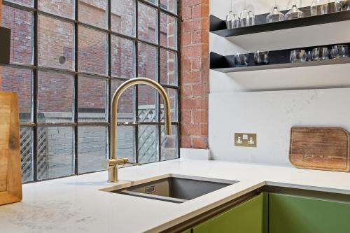 City Penthouse with 3 floors , Super King Bed , with secret garden photo 36