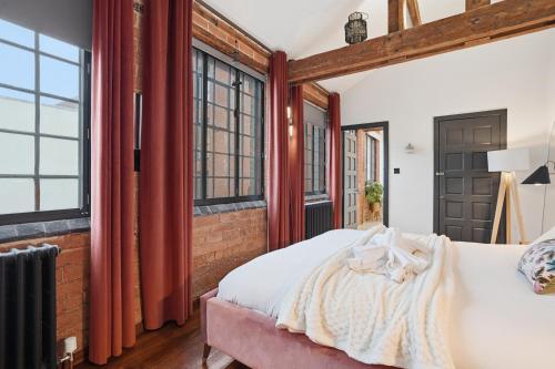 City Penthouse with 3 floors , Super King Bed , with secret garden photo 21