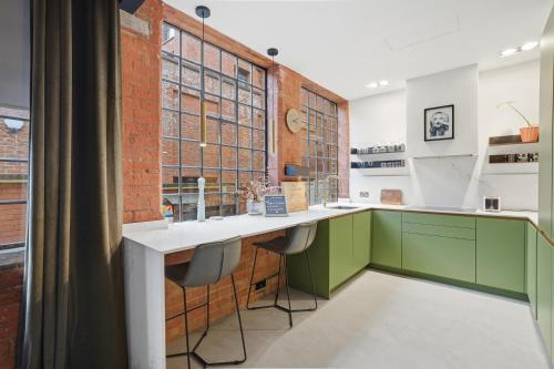 City Penthouse with 3 floors , Super King Bed , with secret garden photo 3
