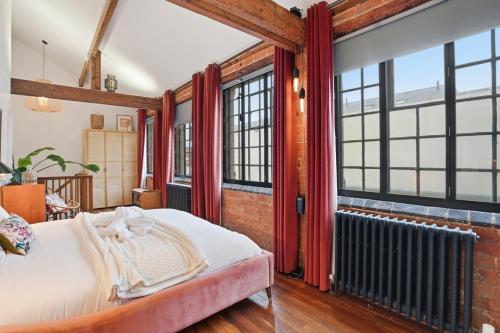 City Penthouse with 3 floors , Super King Bed , with secret garden photo 43